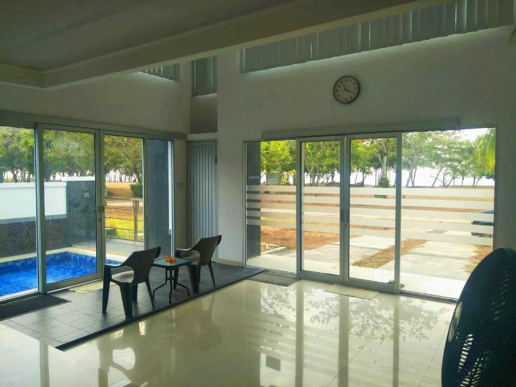 Villa Kaca ตันจุงเลอซุง ภายนอก รูปภาพ
